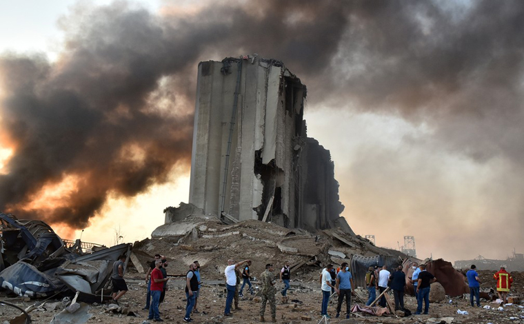 Grande explosão atinge área portuária de Beirute e deixa ao menos 50 mortos