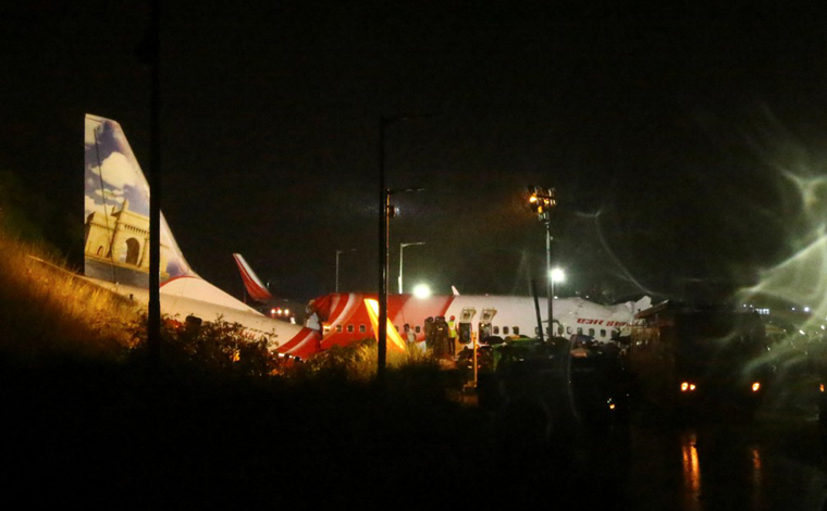 Foto: Stringer/Reuters - A aeronave repatriava cidadÃ£os indianos que ficaram presos fora do paÃ­s por conta da pandemia de coronavÃ­rus, hÃ¡ ao menos 17 mortos