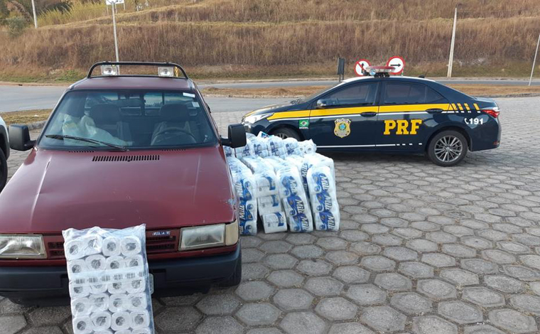 Foto: DivulgaÃ§Ã£o/PRF - Os fardos de papel higiÃªnico estavam na cabine e na carroceria da caminhonete. Ao ser perguntado sobre o produto, o motorista, de 40 anos, confessou ter furtado a carga de um veÃ­culo acidentado