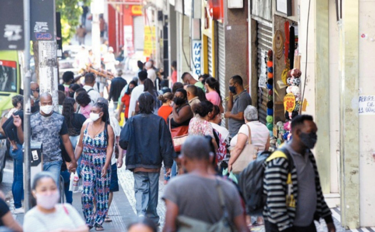 Foto: MaurÃ­cio Vieira - Shopping centers poderÃ£o funcionar de  segunda a sexta, entre 12h e 20h. PraÃ§a de alimentaÃ§Ã£o: das 12h Ã s 15h para consumo no local. Sem restriÃ§Ã£o de dia e horÃ¡rio no caso de delivery 