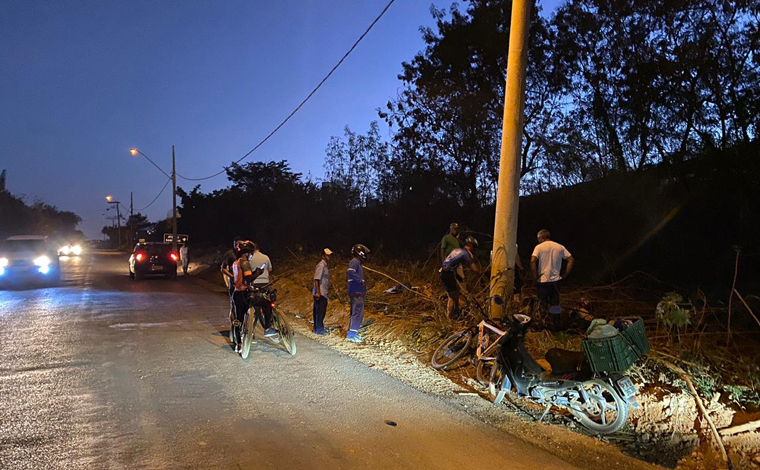 Duas pessoas morrem após colidirem em poste na estrada que liga Sete Lagoas a Silva Xavier 