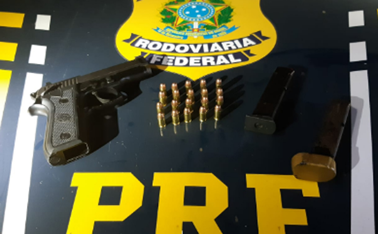 Membros de torcida organizada são presos por porte ilegal de arma de fogo em Capim Branco