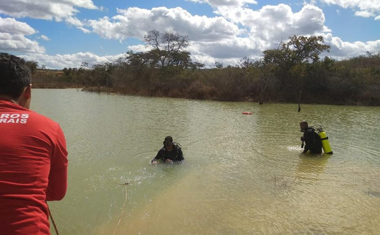 Crianças entram em lagoa para pegar pacote de salgadinho e morrem afogadas no interior de Minas