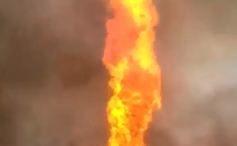 Redemoinho de fogo se forma durante incêndio  no interior de Minas Gerais