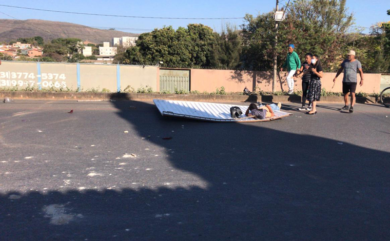 Carro desengrenado sai da garagem e atinge motocicletas na Avenida Norte-Sul em Sete Lagoas