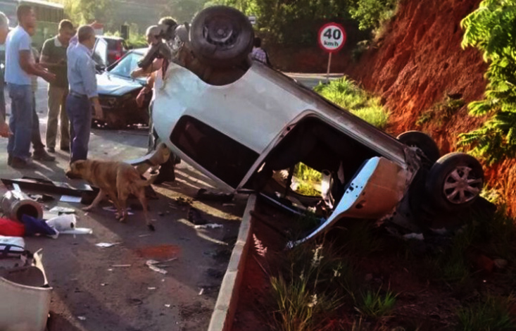 Carro capota após batida na MG 424