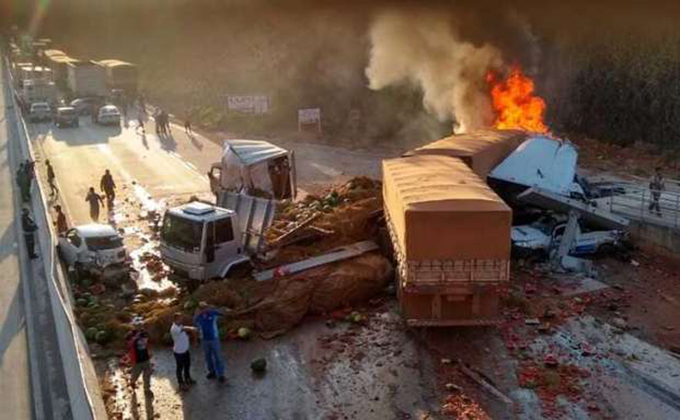 Uma pessoas morre e pelo menos nove ficam gravemente feridas em acidente na BR-381