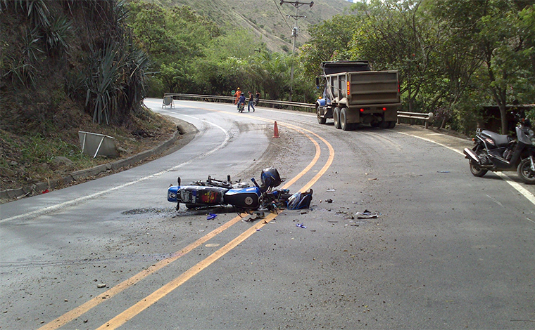 Foto: Pixabay - Carro, que nÃ£o estava com pneus dianteiros em bom estado, invadiu a contramÃ£o, atingindo a moto pilotada pela vÃ­tima, que morreu na hora; Chovia bastante no momento do acidente