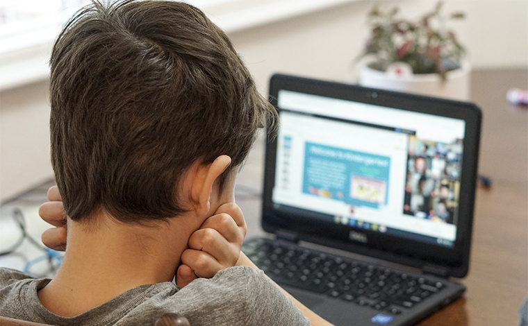 Foto: Unsplash - Se houver casos de infecÃ§Ã£o pelo novo coronavÃ­rus na escola, a orientaÃ§Ã£o Ã© que a equipe da unidade entre em contato com os pais e solicite o encaminhamento do aluno a uma unidade de saÃºde para avaliaÃ§Ã£o mÃ©dica