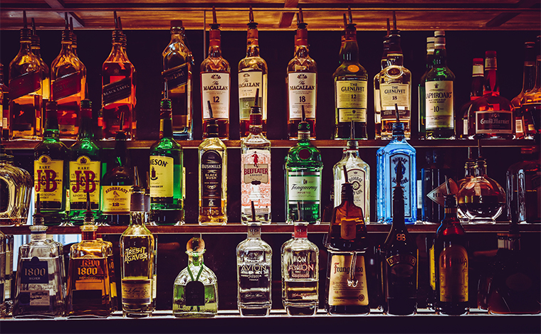 Homem é condenado por falsificar bebidas alcoólicas para revender em festas