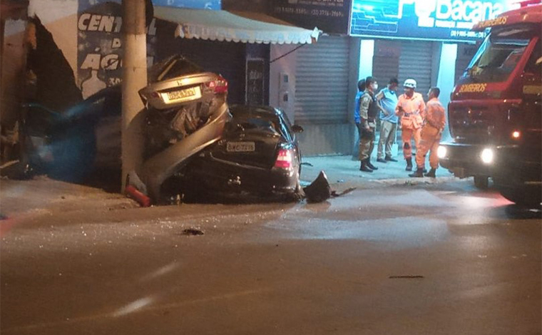 Foto: Redes Sociais - Os veÃ­culos envolvidos no acidente sÃ£o um Vectra GLS e um Honda Civic. O condutor do Honda Civic perdeu o controle da direÃ§Ã£o, atingindo o Vectra GLS