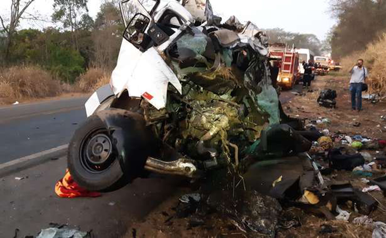 Foto: DivulgaÃ§Ã£o/PRF - Onze pessoas que estavam na van e o motorista do caminhÃ£o morreram no local. Um dos passageiros da van foi levado para o hospital com traumatismo craniano, mas o quadro de saÃºde dele Ã© estÃ¡vel