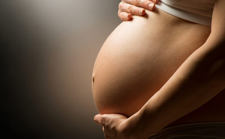 Com uma foice, indiano abre barriga de esposa grávida para saber o sexo do bebê 