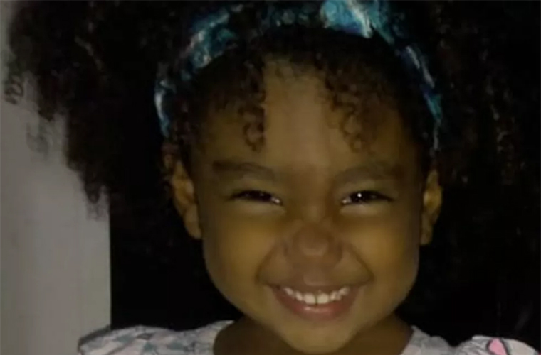 Menina de 2 anos morre com tiro na cabeça enquanto brincava na porta de casa em Teresina