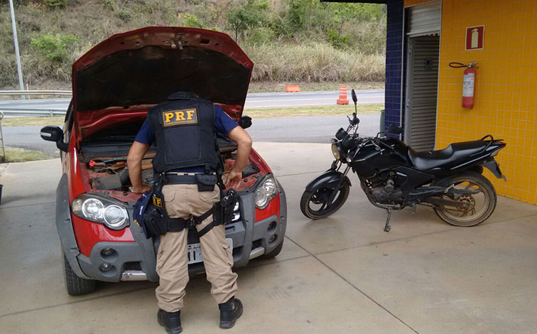 PRF prende dupla que dirigia carro roubado com placa clonada