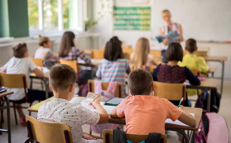 Foto: Getty Images - Nas escolas estaduais nÃ£o haverÃ¡ falta ou perda do dia letivo para os alunos que nÃ£o comparecerem Ã s aulas presenciais, pois serÃ¡ mantido o regime de estudo nÃ£o presencial, que Ã© integrado pelas teleaulas