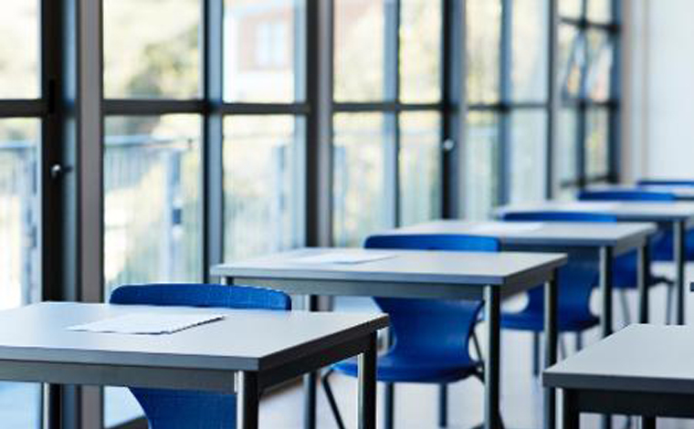 Foto: Getty Images - O retorno Ã s aulas presenciais na capital poderia acarretar no aceleramento da transmissÃ£o do vÃ­rus, colocando em risco a seguranÃ§a de idosos e pessoas em situaÃ§Ã£o de risco envolvidas na rotina escolar de crianÃ§as e adolescentes