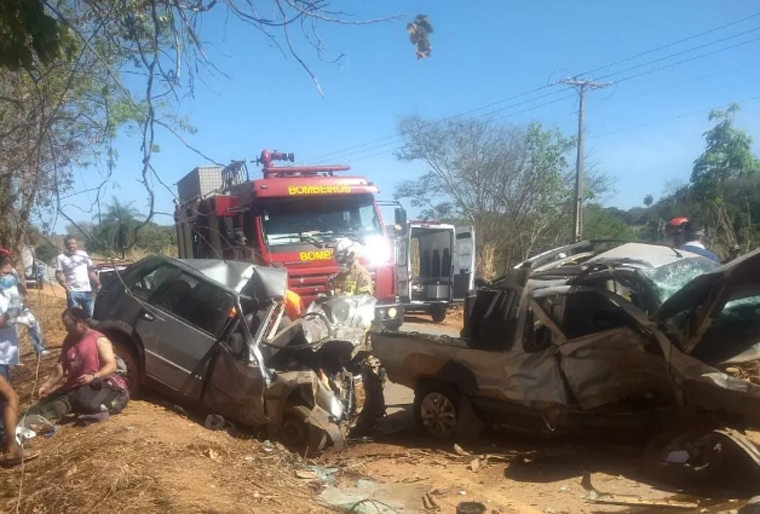 Foto: DivulgaÃ§Ã£o/Corpo de Bombeiros - A fatalidade aconteceu na manhÃ£ deste sÃ¡bado (26), envolvendo um veÃ­culo Fiat/Uno, Fiat/Strada e um VW/Jeta. Segundo testemunhas, a vÃ­tima fatal era ocupantedo Fiat/Uno e estava levando trabalhadores