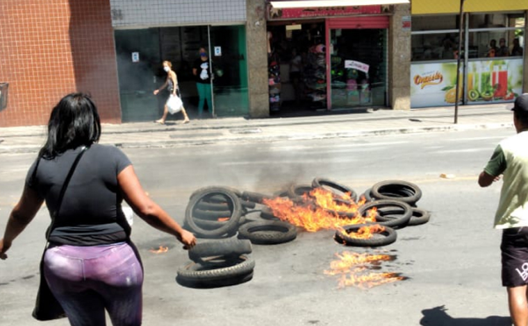 Vendedores ambulantes colocam fogo em pneus e interditam vias no Centro de Sete Lagoas 