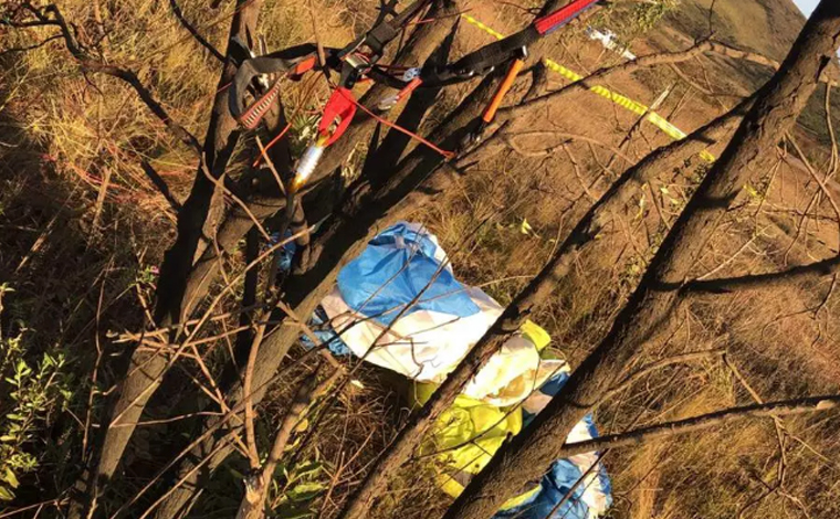 Foto: DivulgaÃ§Ã£o/Corpo de Bombeiros - Uma aeronave da corporaÃ§Ã£o chegou a ser acionada apÃ³s o esportista apresentar consciÃªncia, mas um mÃ©dico do Samu atestou o Ã³bito no local. A vÃ­tima teve fraturas no pÃ©, na pelve e lesÃµes internas