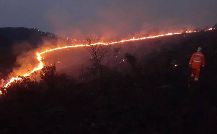 Incêndio atinge grande parte da vegetação da Gruta Rei do Mato em Sete Lagoas