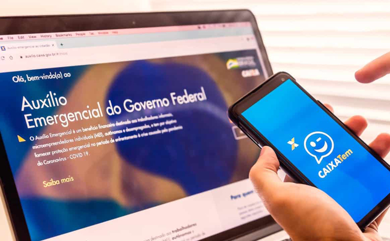 Foto: Shutterstock - O calendÃ¡rio de pagamentos do auxÃ­lio emergencial foi atualizado pela Caixa, no total serÃ£o pagas 9 parcelas, onde as cinco primeiras pagam um valor de R$ 600 podendo chegar a R$ 1.200 no caso das mÃ£es chefes de famÃ­lia