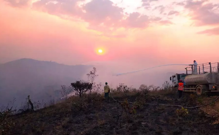 Foto: DivulgaÃ§Ã£o/Corpo de Bombeiros - Segundo a PCMG, um andarilho com problemas mentais provocou o incÃªndio que atinge o parque ambiental, a famÃ­lia do homem foi acionada e o resgatou. Estima-se que uma Ã¡rea de 270 hectares de mata foi queimada