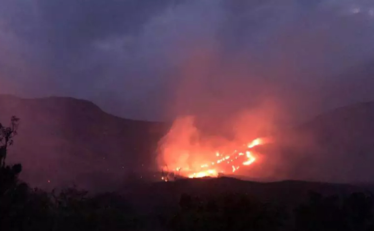 Incêndio na Lapinha da Serra ameaça residências e moradores de Santana do Riacho 