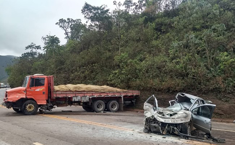 Uma pessoa morre e três ficam feridas em acidente entre caminhão e dois carros na BR-040