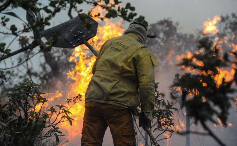 Focos de incêndio ainda persistem na Lapinha da Serra, em Santana do Riacho