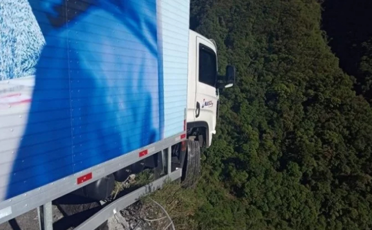 Caminhão perde freio e fica pendurado em precipício na Serra do Rio do Rastro, em Santa Catarina