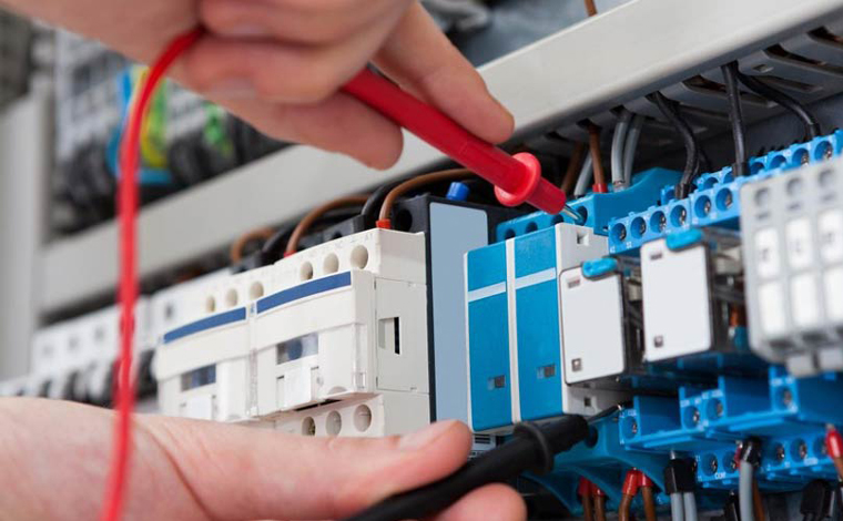 Foto: ReproduÃ§Ã£o - Como prÃ©-requisito, a empresa pede Curso TÃ©cnico em EletrotÃ©cnica ou EletrÃ´nica, conhecimento em leitura e interpretaÃ§Ã£o de diagramas elÃ©tricos e eletrÃ´nicos