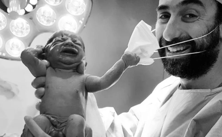 Bebê puxa máscara de médico ao nascer e foto viraliza na internet; ‘que seja um sinal’