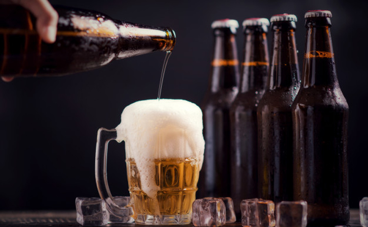 Foto: Freepik - Algumas cervejarias optaram por reduzir ou suspender a produÃ§Ã£o de rÃ³tulos com menor procura, para manter a oferta das marcas mais consumidas pelo pÃºblico