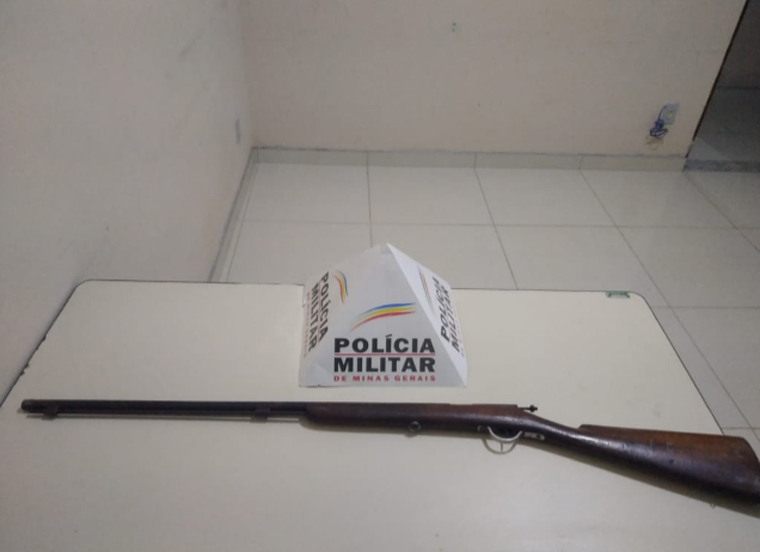 Foto: DivulgaÃ§Ã£o/PMMG - Os militares se deslocaram atÃ© a fazenda, com o objetivo de apurar uma denÃºncia de que na noite anterior, um homem jÃ¡ conhecido no meio policial estava causando tumulto no local e portando arma de fogo