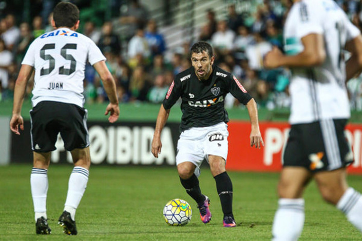 Galo perde para o Coritiba e permanece em 4º no Brasileirão