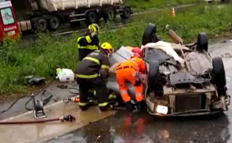 Foto: ReproduÃ§Ã£o - Segundo o Corpo de Bombeiros, em um dos veÃ­culos dois ocupantes ficaram feridos. O outro carro chegou a capotar, e o motorista foi levado em estado grave para um hospital, em Belo Horizonte