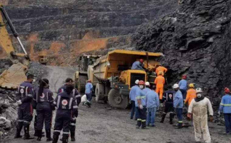 Caminhão capota em mineradora e motorista fica preso às ferragens em Sete Lagoas