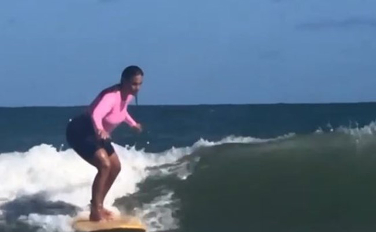 Ivete Sangalo salva criança de afogamento em praia durante surfe na Bahia