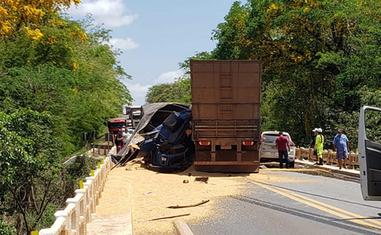 Grave acidente na BR-040 deixa vítimas e trânsito interditado em Felixlândia