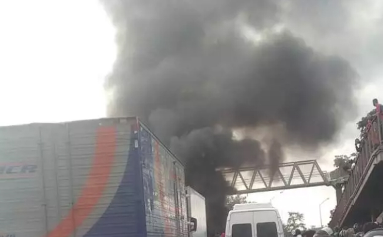 Foto: ReproduÃ§Ã£o/Corpo de Bombeiros - O trÃ¢nsito foi impedido por moradores que protestavam contra episÃ³dios constantes de desabastecimento de Ã¡gua no municÃ­pio. A manifestaÃ§Ã£o comeÃ§ou pouco antes de 7h, e Ã s 8h15, a rodovia jÃ¡ tinha sido liberada