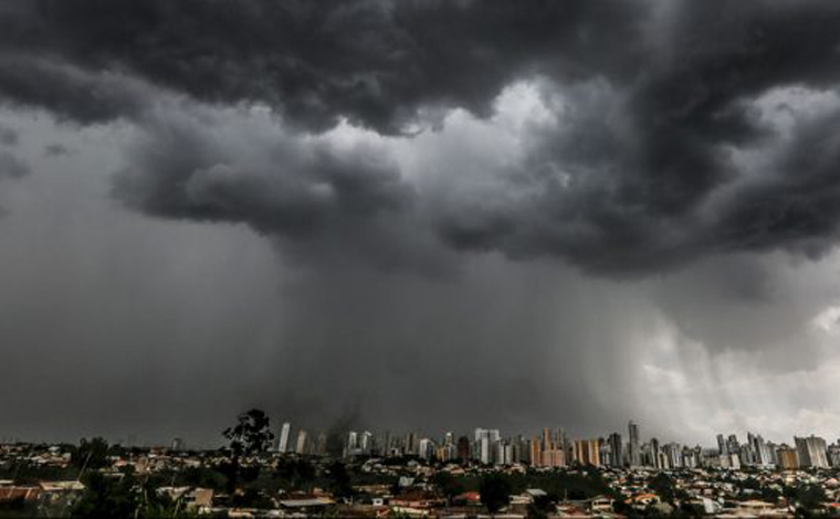 Foto: ReproduÃ§Ã£o - Pode haver chuva de atÃ© 100 mm acompanhada de ventos intensos, variando de 60 a 100 km/h, alÃ©m de queda de granizo. A chuva forte pode causar corte de energia, estragos em plantaÃ§Ãµes, queda de Ã¡rvores e alagamentos