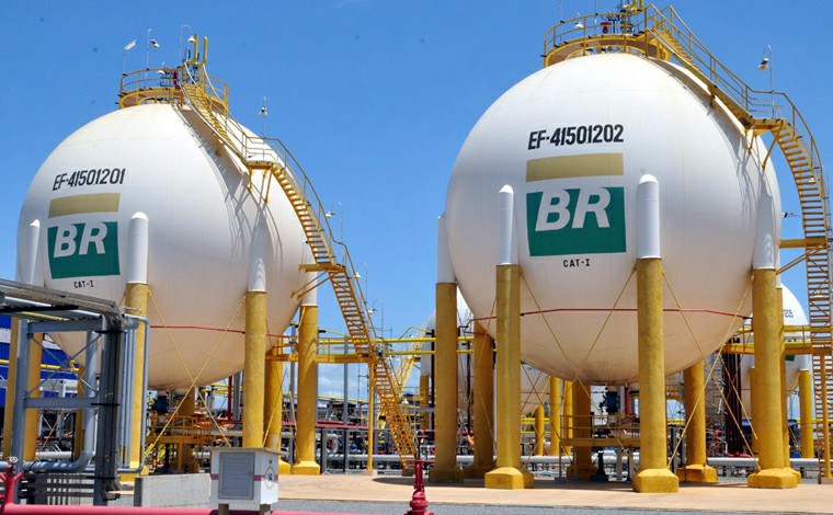 Foto: ReproduÃ§Ã£o - O preÃ§o do gÃ¡s natural Ã© reajustado a cada trimestre, com base na variaÃ§Ã£o dos preÃ§os do petrÃ³leo e do cÃ¢mbio no trimestre anterior. Segundo a Petrobras, a alta do preÃ§o em dÃ³lar foi de 26%