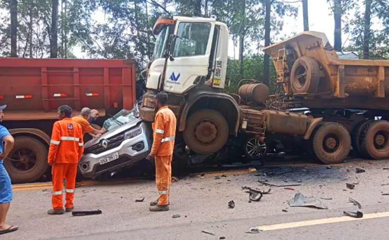 Grave acidente envolvendo carretas e veículos de passeio deixa ao menos 6 feridos e interdita BR-040