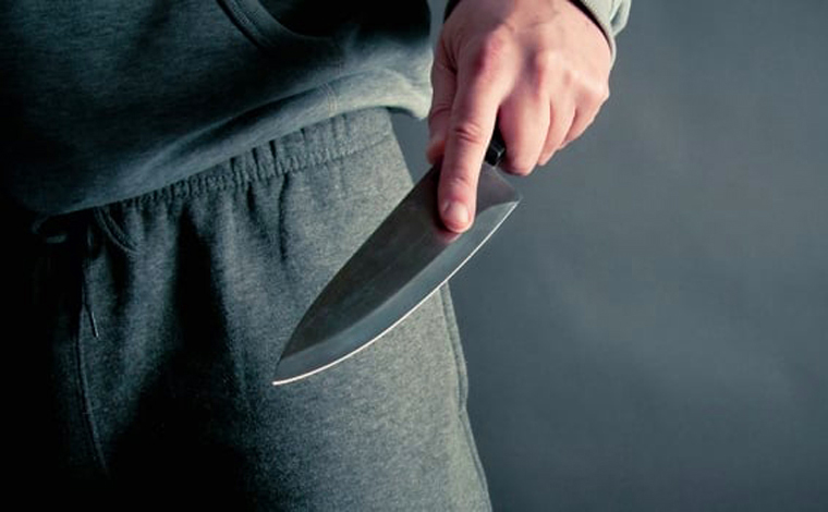 Filho ameaça mãe com uma faca e a obriga fazer sexo com ele, em Belo Horizonte