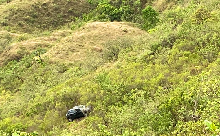 Carro cai em ribanceira da Serra Santa Helena após motorista perder o controle da direção 