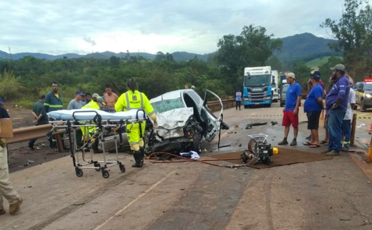 Foto: ReproduÃ§Ã£o - Uma carreta se chocou com o carro de passeio, e com o impacto, o veÃ­culo foi arremessado para a pista do outro sentido e atingido por uma outra carreta