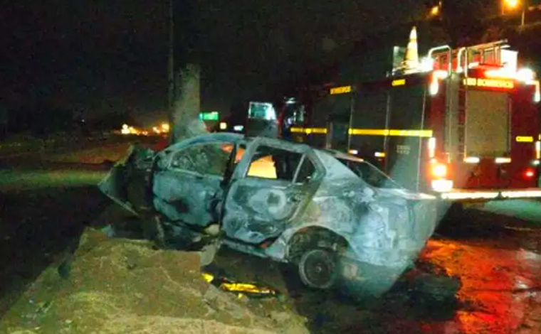 Motorista morre carbonizado após carro bater em poste na MG-010 em Vespasiano 