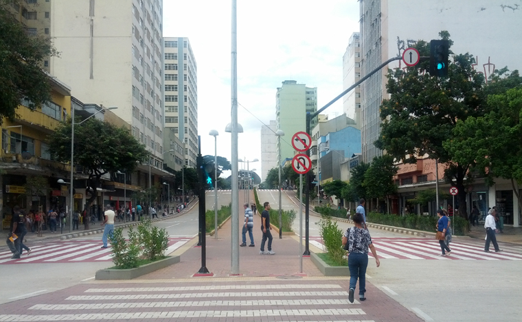 Homem em situação de rua surta e esfaqueia duas pessoas no Centro de Belo Horizonte