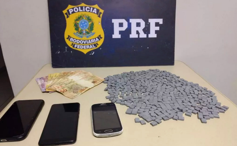 Foto: DivulgaÃ§Ã£o/PRF - A dupla apresentou extremo nervosismo, o que levou os agentes da PRF a fazerem uma busca dentro do carro, onde foi localizado no assoalho uma sacola com contendo 503 comprimidos de ecstasy